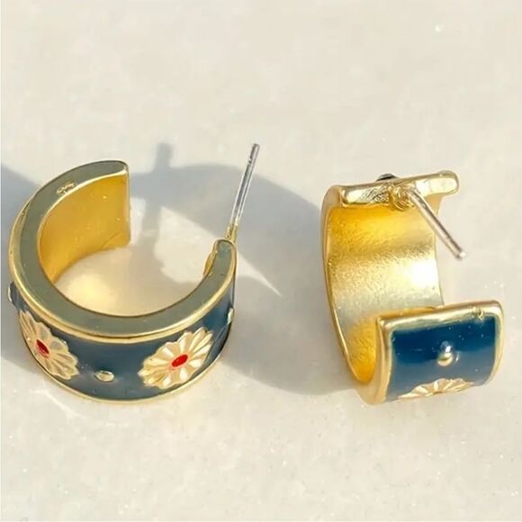 Freya Hoop Gold Earrings - Picture 3 of 4